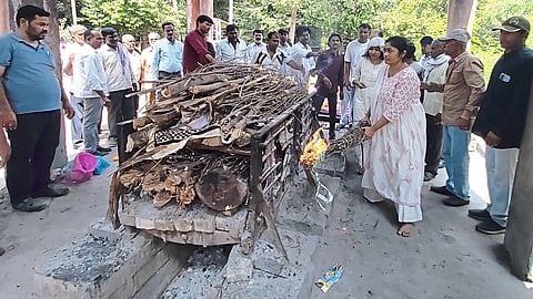 वडिलांचा पार्थिवाला मुखाग्नी देताना शीतल क्षेत्रे व अमिता ढेमरे. 