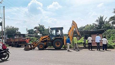 After the accident, municipal employees removing small encroachments from Aurangabad Naka to Nandur Naka by encroachment department