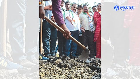 Jalgaon
Eknath Khadse inspecting road works in the city on Friday