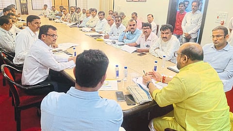 Jalgaon: Guardian Minister Gulabrao Patil while giving instructions in the canal advisory committee meeting. Neighbor members and officers.