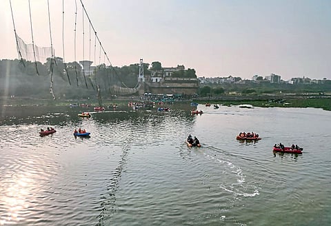  मच्छू नदीवरील कोसळलेल्या झुलत्या पुलाने दिडशेवर लोकांचा बळी घेतला आहे. 