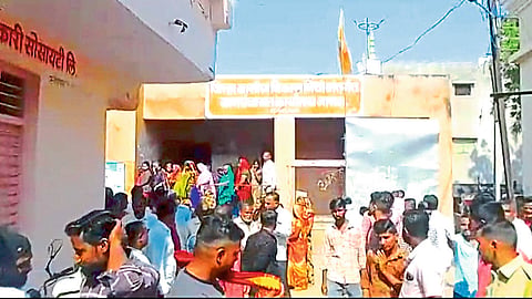 Jamda (Chalisgaon) : Villagers gathered outside the Gram Panchayat office during Gram Sabha