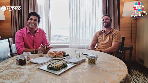 Ab de villiers eating vadapav with Sachin tendulkar 