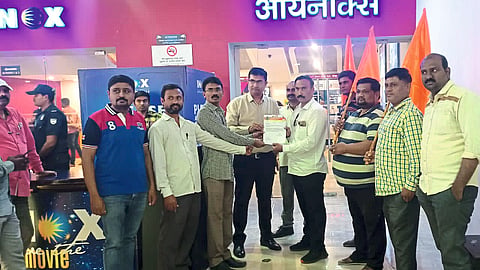 Officials of Sambhaji Brigade giving a statement to manager of 'Inox' ​​that play of film 'Har Har Mahadev' should be stopped
