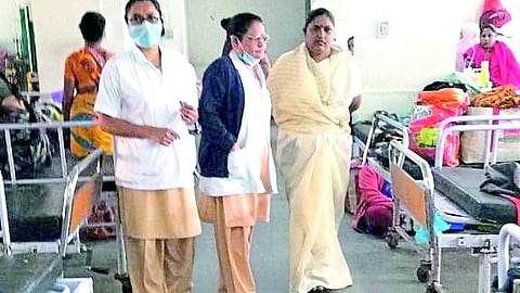 Former Deputy Mayor Kalyani Ampalkar while asking the employees of the Hire Government Hospital for not receiving proper treatment for the woman who underwent maternity surgery.