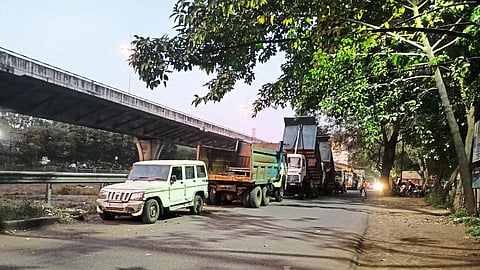 Panchavati Encroachment of businessmen on service road