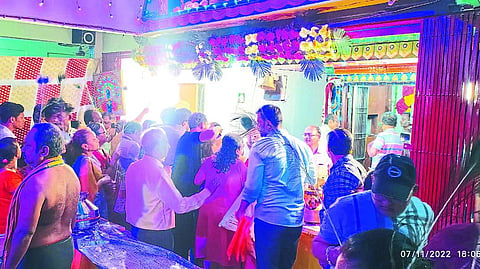 On the occasion of Kartik Poornima festival, the crowd gathered in the temple for darshan.