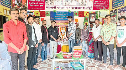 Officials of Raje Chhatrapati Pratishthan giving cash assistance for food donation to the old age home on the occasion of Dasakriya.