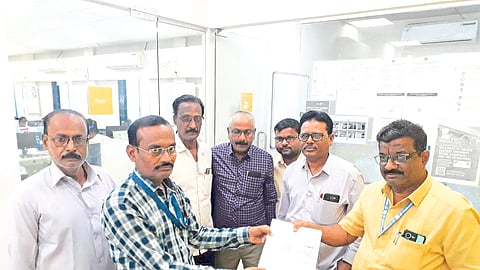 Dhule: The Municipal Corporation team collecting checks from the arrears of Gale holder in Bang complex in Devpur area