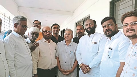 Pawan Pawar, Avinash Shinde and others discussing with Prakash Ambedkar, the leader of Vanchit Bahujan Aghadi at the government rest house.