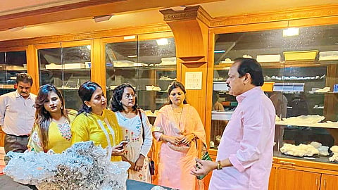 Ashwini Niharkar, Rekha Mhaske, Preeti Mahajan of WOW Group in Nashik, Dr. While giving information about pebbles to Sandhya Salve, K. C. Pandey.