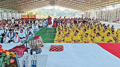 Women, Gita seekers and Gurukula students reciting the Gita at Nashik