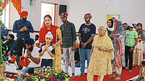 crowd at gurudwara