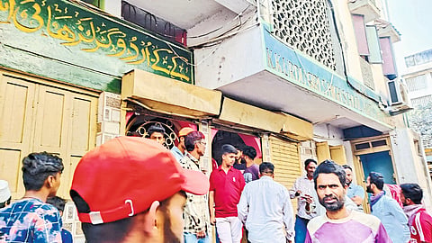 Jalgaon: Crowd of parents and residents outside the school
