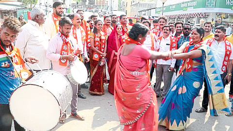 Women officers celebrating Sanjay Raut's bail by beating drums and playing balloons in front of the Municipal Corporation on Wednesday. In the second picture, the official is giving alms to Vishnu Bhangale