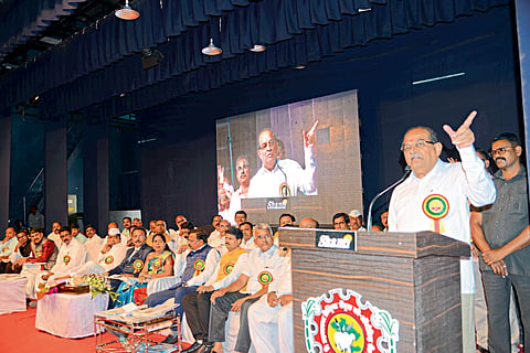 महसूलमंत्री विखे पाटील 