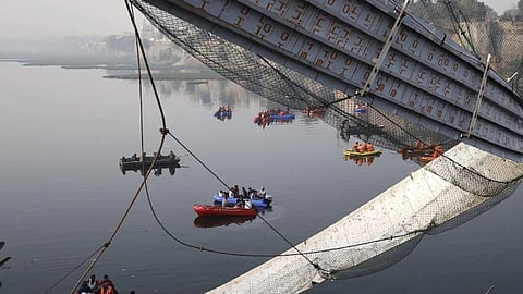 Morbi Bridge : हुशारी नका दाखवू, प्रश्नांची उत्तरे द्या; पूल दुर्घटनेवरून HCने फटकारलं