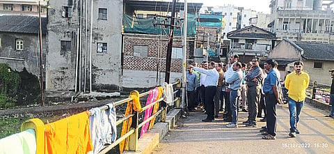 Dhiklenagar: Commissioner Dr. while inspecting Waghadi river. Chandrakant Pulkundwar and clothes drying on the bank of the river