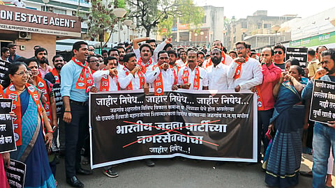 Jalgaon: Shiv Sena activists protesting in front of the Municipal Corporation on Thursday