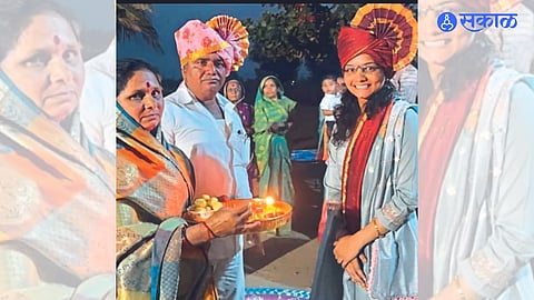 Harshali Pawar cleared the State Public Service Commission examination for the post of Excise Department Sub-Inspector. Vandana and Nimba Pawar worshiping Harshali.