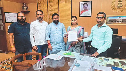 Rupali Randhwe along with Vikram Randhwe, Ganesh Raut and others while giving a statement to the Collector of Nashik regarding the chaotic affairs of Nagar Panchayat.