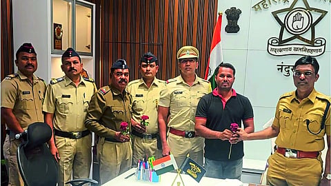 Superintendent of Police P. while congratulating rickshaw puller Devendra Singh Pardeshi, police officers-employees in the office of District Superintendent of Police. R. Patil