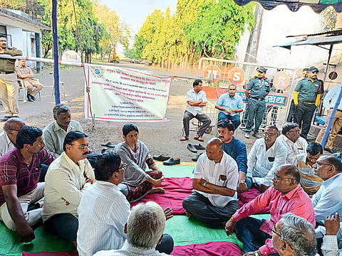 Faizpur: MP Raksha Khadse and others while visiting the labor movement of 'Masaka' and getting to know the feelings of the workers