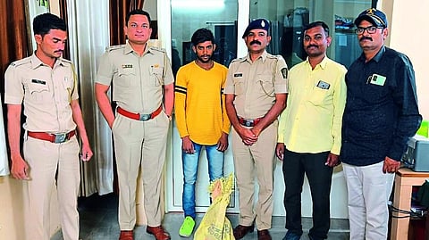 A team of Pawarwadi police including Salim Musa Qureshi who was arrested on suspicion of mandul smuggling.