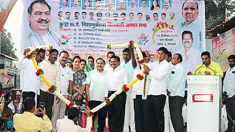 Kurha Kakoda (Muktainagar): MLA Eknathara Khadse felicitated the elected Sarpanch and Gram Panchayat members in the public thanksgiving meeting.