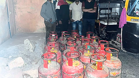 Dhule: A police team along with a rickshaw seized gas cylinders in a raid on an illegal gas pump in Professor Colony