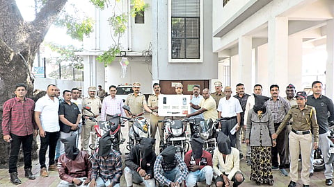 The police arrested the gang that was robbing the motorists along with the goods and weapons. 