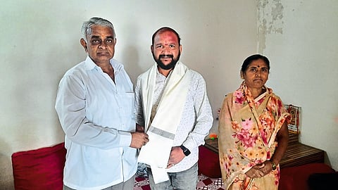 Sanjay Gaikhe and Shaila Gaikhe sang while felicitating the newly elected Sarpanch Vinayak Kharat.