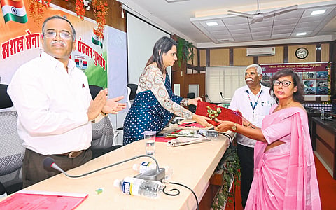 Nandurbar: Collector Manisha Khatri felicitating the donors at the start of the flag fund collection program. Neighboring Soldier Welfare Officer Gaikwad.