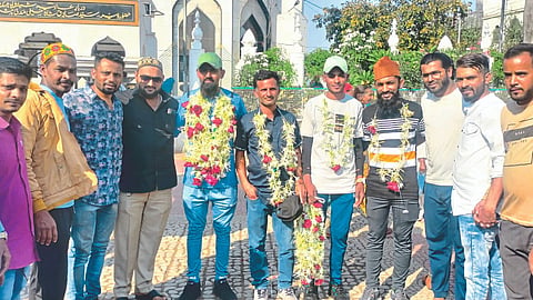 Muslim brothers felicitated the young people who set out on foot in Ajmer Sharif.