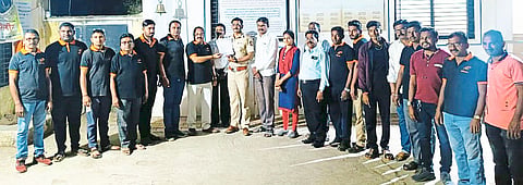 Chalisgaon: Officials of Sahyadri Pratishthan along with Dilip Ghorpade while giving a statement to the officers of rural police station.