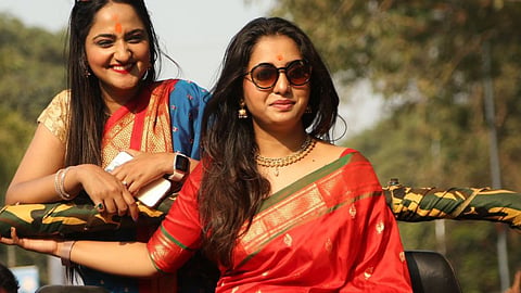 Sayali sanjeev bike rally in dadar for promoting gosht eka paithanichi marathi movie 