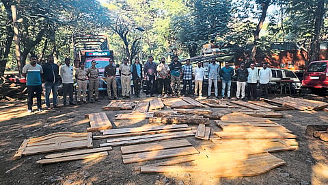 Vawadi (Nawapur) : The goods seized by the forest department team here