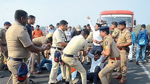 Jalgaon: Police while arresting protesters