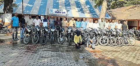 Shirpur: Inspector A along with stolen bikes and thieves seized from Madhya Pradesh. S. Agarkar, officers and staff of the search team