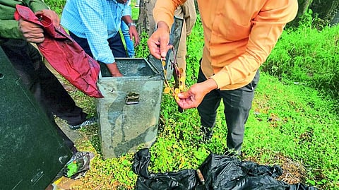 Police showing the jewels found in the vault at CIDCO, Nashik Crime case 