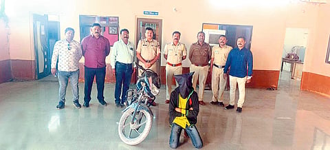 Dhule : Suspects and squad present with bike seized by Deopur police