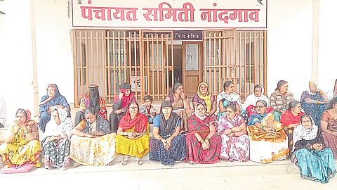 Thiya protest by women employees of Nandgaon Taluka School Nutrition Diet Committee to get overdue subsidy at the entrance of Panchayat Samiti.
