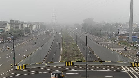 बोचरी थंडी तसेच हलका पाऊस यामुळे स्वेटर घालायचे की रेनकोट 
