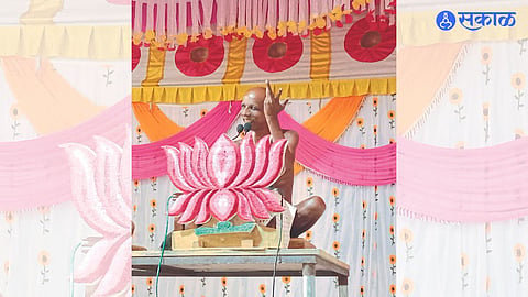 Munishree Sandhansagarji Maharaj speaking at the Panchakalyanak festival