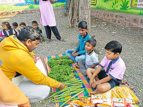 शहा येथे भरला विद्यार्थ्यांचा आठवडे बाजार