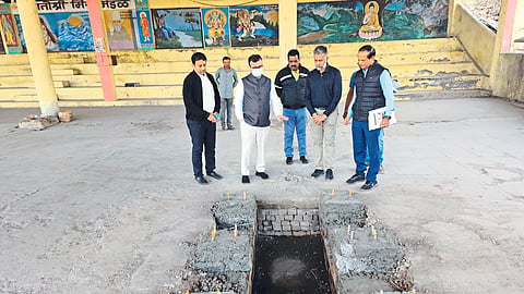 While inspecting the cemetery, Dr. Chandrakant Pulkundwar, Shivkumar Vanjari, Dr. Avesh Palod, Jitendra Patole, Prakash Nikam.
