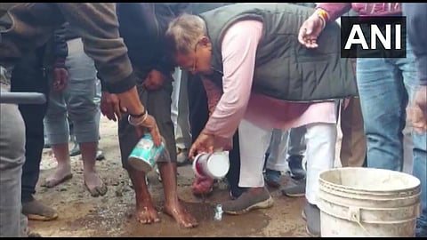 pradhuman Singh washed  feet of person apologised for bad condition of road in Gwalior  video goes viral  