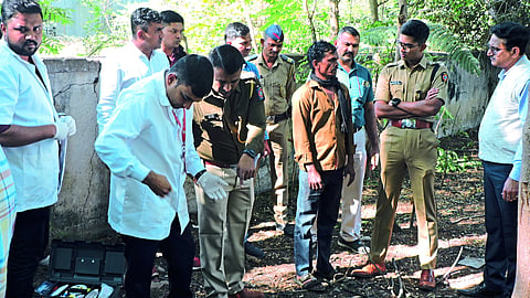 Police officers Hrishikesh Reddy, Hemant Patil, Anand Kokre and search team present during inspection in Malegaon Road area in case of murder.