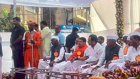 Union Minister of State for Finance Bhagwat Karad guiding the one-day Warkari Sneh Samemel held in the premises of Shri Ram Library. Respected neighbors.