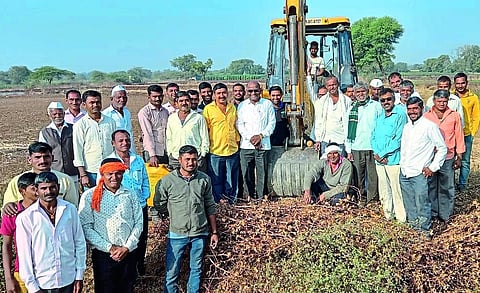Bhujal Mission Team, Bhujal Warkari and villagers came to inspect the patch repair work